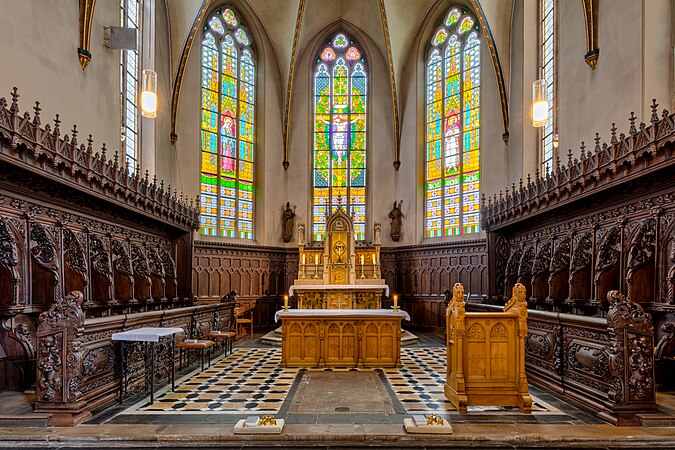 图为圣雅各教堂的主坛和合唱席，该教堂位于德国北莱茵-威斯特法伦州迪尔门基希施皮尔的韦代恩村。