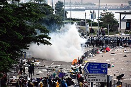 6.12 ~ 防暴警察在立法会旁添美道附近疯狂发放催泪弹驱散示威者