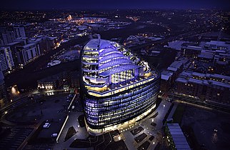 天使广场1号是合作社集团的总部。合作社集团是英国最大的消费者合作社。图为2012年天使广场1号的夜景
