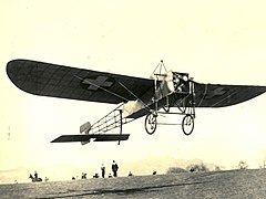 奥斯卡·比德（英语：Oskar Bider）驾驶布莱里奥11号，摄于1913年5月13日