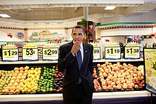 Barack_Obama_eats_a_peach_(3818237174)