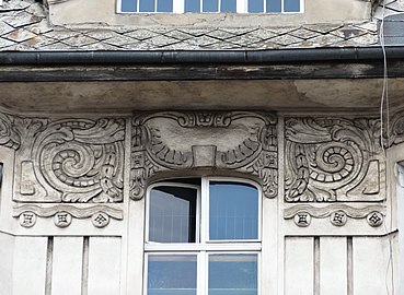 Frieze beneath the roof