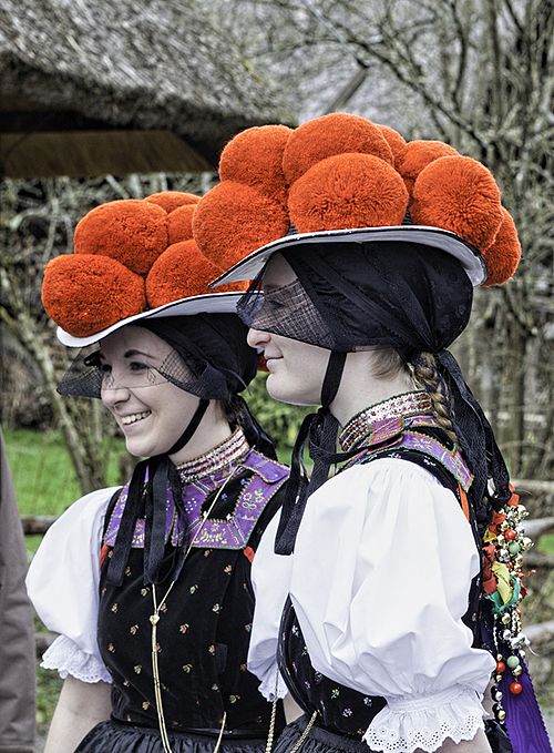 Women in the wearing Bollenhut