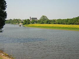 A general view of Cantenay-Épinard, by the Mayenne