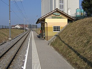 Single-story shelter on side platform