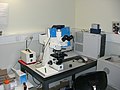 一個現代顯微鏡，帶有水銀燈的螢光顯微鏡。該顯微鏡具有數位相機，並連接到一台電腦。