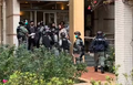 防暴警察在翠塘花园内截查多名市民，在场采访的传媒及区议员