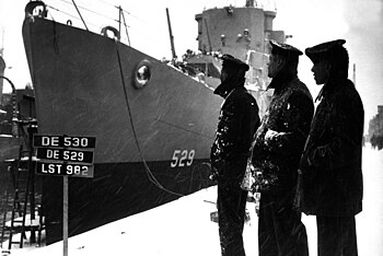 一名黑人水手前往波士顿海军工厂观看大致完工的梅森号驱逐舰。