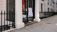 大使馆门外贴上“国殇日”、“贺佢老母”等标语，并摆放已经焚烧的中国国旗