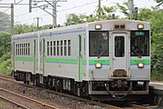 A wanman train on the Muroran Main Line. Notice the green sign above the driver window saying wanman (ワンマン).