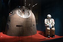 收藏于中国国家博物馆内的神舟五号返回舱与杨利伟所使用的航天服