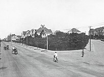 广西路日照路路口，1913年，右侧为日照路，最右侧可见曼弗雷德·齐默尔曼住宅及后侧的胶澳总督府大楼，其左侧为湖南路14号祥福洋行住宅，中间偏左可见广西路5号圣言会住宅等建筑