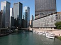 2003年的芝加哥太阳报旧总部（图右）