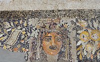 提洛岛珠宝区镶嵌画的细节，描绘了古希腊戏剧面具