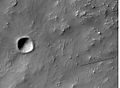 火星侦察轨道器的 HiRISE 拍摄的丹宁撞击坑底的小型撞击坑。箭头指出了喷发物撞击火星表面形成的次级撞击坑。