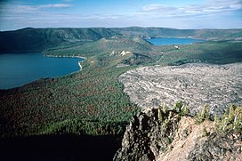 从其中一边看到的纽贝里火山口，包括后面左右两边的湖泊，以及画面右下方的大型熔岩流。