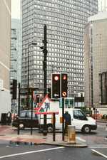 英国伦敦的信号，以柱立杆设置于交通岛。