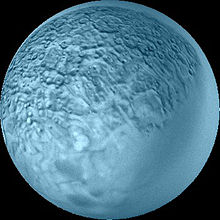球狀的藍色表面佈滿了隕石坑和多邊形特徵。右下方的部分較為平坦。