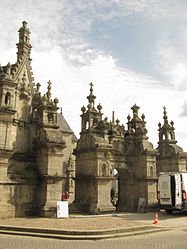 The entrance to the Saint-Thégonnec enclos