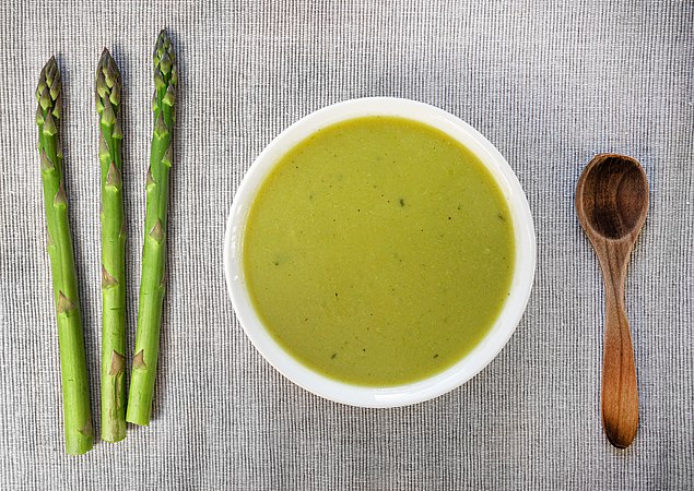 圖為一碗蘆筍湯（英語：Cream of asparagus soup）。