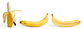 剥出一半的香蕉、未剥皮的香蕉和纵切一半的香蕉。