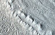放大的前一图像中的矩形区域。在地球上，这种山脊被称为高山冰川的末端冰碛。HiWish计划下高分辨率成像科学设备在伊斯墨诺斯湖区拍摄的照片。