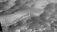 火星勘测轨道飞行器背景相机拍摄的罗斯陨击坑南侧壁上的冲沟，注：这是前一幅的放大图。