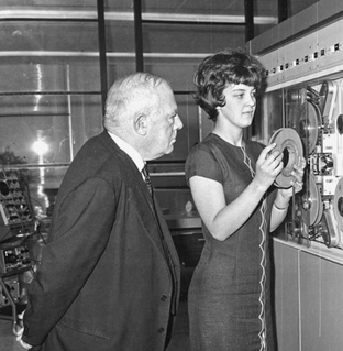 File:Maurice Bowra and computer.tiff