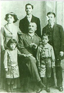 Manuel de Jesús Andrade Suárez (center) with his family.