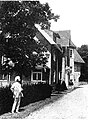 Mark Twain at the Voss cottage, 1907.