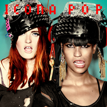 照片中Icona Pop的两位成员张着嘴。两人都头戴各式各样装饰的大头盔，饰品包括铆钉和羽毛等。