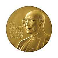 A gold circular medal with a depiction of an elderly man with glasses wearing a jacket buttoned to the neck; the English words "The Shaw Prize" and Chinese characters "邵逸夫奖" engraved on it