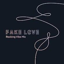 白色绳状​​设计覆盖深蓝色正方形右侧的大部分。“Fake Love”字样全部大写写在正方形图案左侧，而“Rocking Vibe Mix”就写在它的下面。