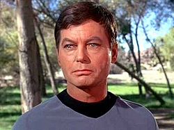 德福雷斯特·凯利（英语：DeForest Kelley）在《上岸假期（英语：Shore Leave (Star Trek)）》（1967年）中饰演的伦纳德·麦科伊医生
