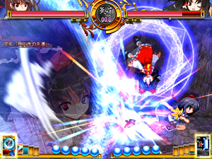 格斗游戏《东方绯想天》游戏截图，其中角色射命丸文（右）正在对另一角色博丽灵梦（左）发动符卡攻击。