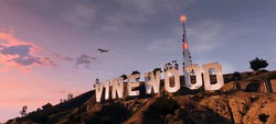 游戏中，一些在山坡上竖立着的大写英文字母牌子，颜色为白色，字母为VINEWOOD